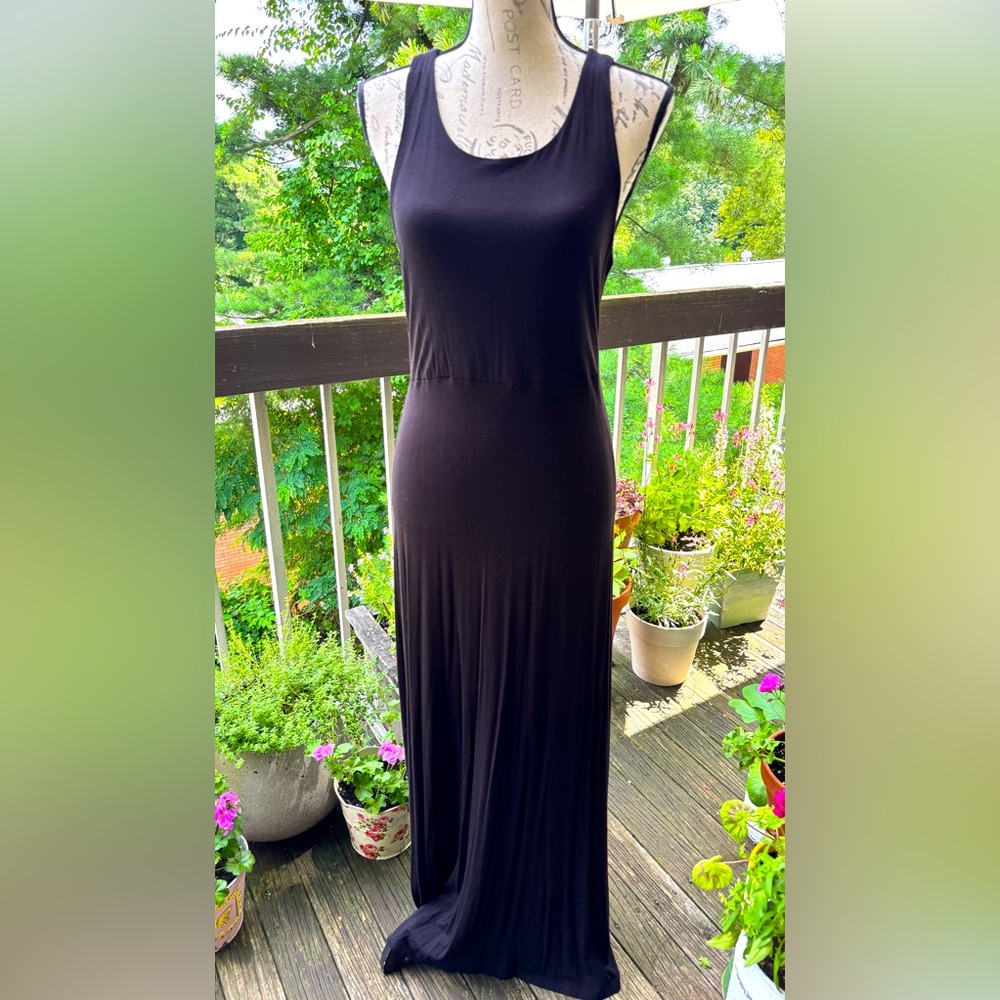 Summer Chic Black Maxi Dress with Strappy Back Detail
Large
Like New/Never Worn